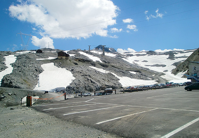 Stilfser Joch (Passo di Stelvio): Parkplatz für Skifahrer im Sommer