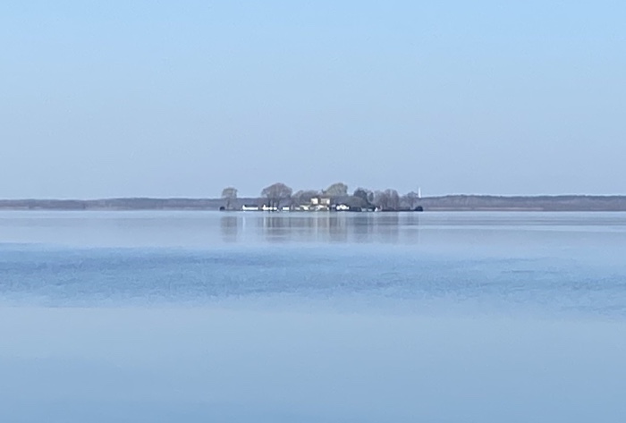 Blick auf Insel Wilhelmstein vom Ufer aus
