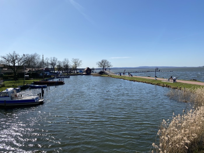 Blick von der Brücke auf dem Weg zur Badeinsel