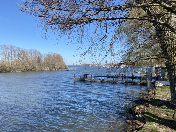 Blick von der Brücke auf dem Weg zur Badeinsel