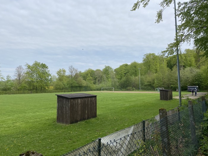 am Sportplatz vorbei